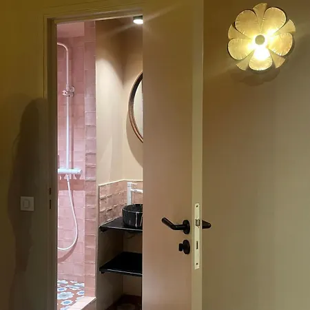 Lovely In The Heart Of Montmartre Parijs