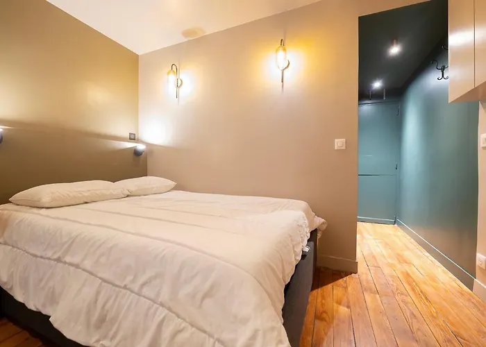 Апартаменты Lovely In The Heart Of Montmartre Париж